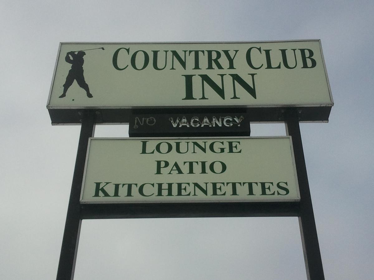 Country Club Inn Lacombe Exterior photo