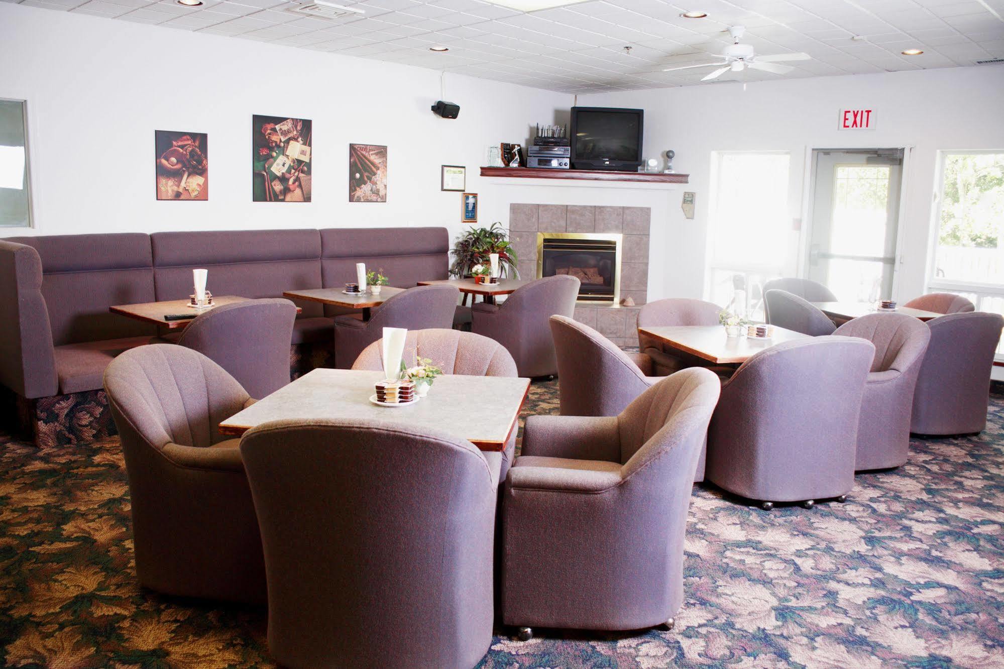 Country Club Inn Lacombe Exterior photo
